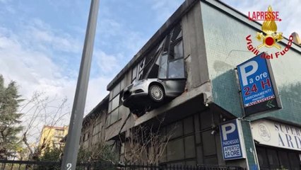 Milano, 84enne sbaglia manovra e sfonda garage: il video dell'automobile incastrata a 8 metri di altezza