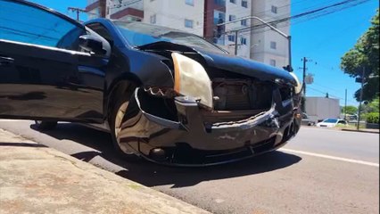 Virtus e Sentra se envolvem em colisão no cruzamento das Ruas Minas Gerais e Afonso Pena