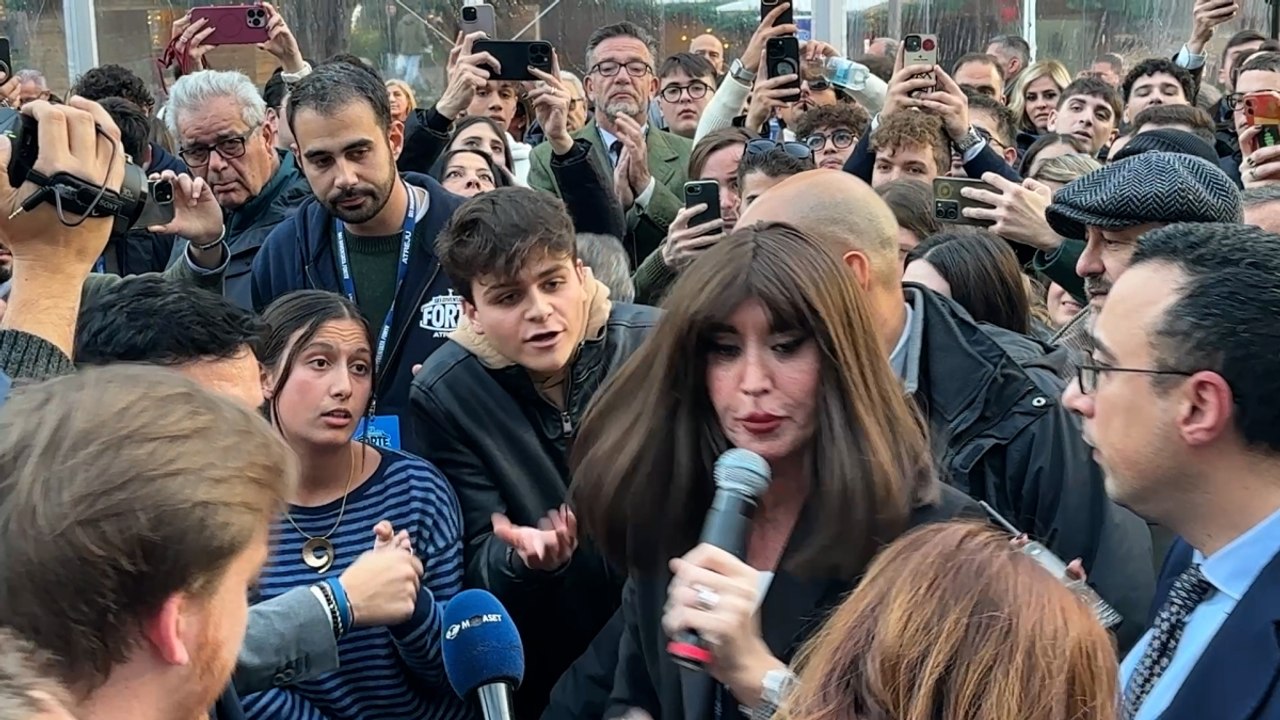 Bernini contestata dagli studenti di Medicina: «Non ce la facciamo più». Lei replica: «Siete dei poveri comunisti» ma poi ci parla