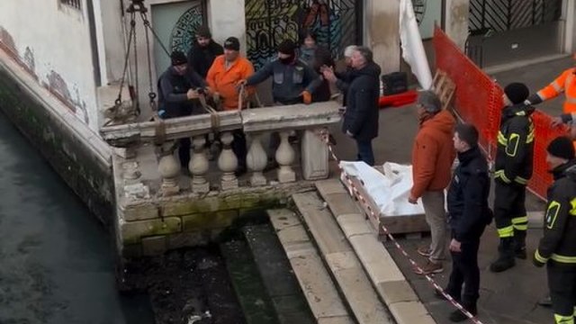 Barca rubata si schianta contro il ponte di Rialto e distrugge una balaustra: iniziate le operazioni di recupero del manufatto
