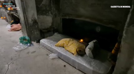 Modena, senzatetto dormono nei loculi vuoti del cimitero di San Cataldo