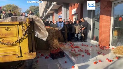 Tractores, carreteras cortadas y edificios ocupados: la protesta agrícola toma Grecia