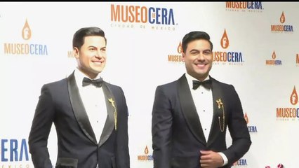 Carlos Rivera devela figura de cera en Museo de Cera de la CDMX