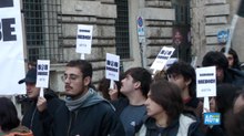 Roma, studenti in piazza contro il semestre filtro: «Vogliamo il libero accesso agli studi e investimenti per la sanità»