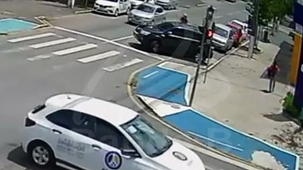 Marquise desaba e atinge mulher em calçada durante vendaval na RMC; vídeo mostra momento