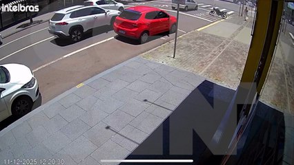 Vídeo mostra colisão entre Nissan Sentra e Virtus no Centro de Cascavel