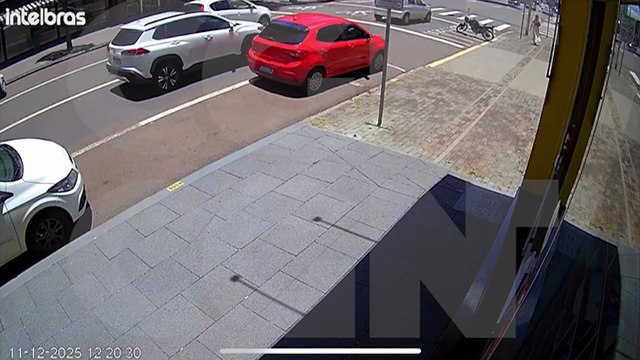 Vídeo mostra colisão entre Nissan Sentra e Virtus no Centro de Cascavel