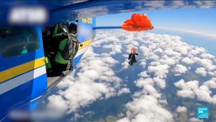 Un parachutiste piégé à 4500 mètres du sol, accroché à l'aile de son avion
