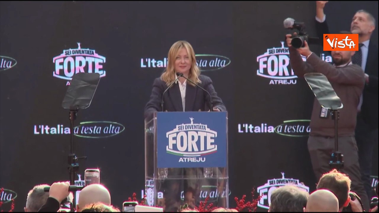 Meloni sul palco di Atreju accolta dal coro Giorgia Giorgia, lei: Grazie, siete meravigliosi