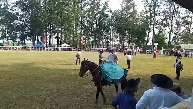Jineteadas en pelo y basto argentino - A Poncho y Espuelas - Parte 1 de 2 - Ruedo Parque Rivera, Melo 07/12/2025