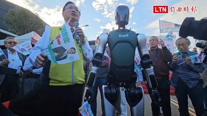 全台首見！林世賢造勢機器人站台 拿旗子呼口號「翻轉彰化」