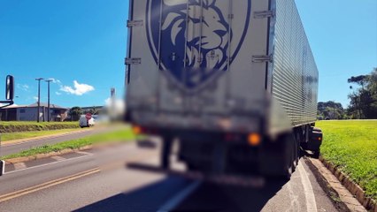 Com problemas mecânicos, caminhão causa transtornos na BR-277, em Cascavel