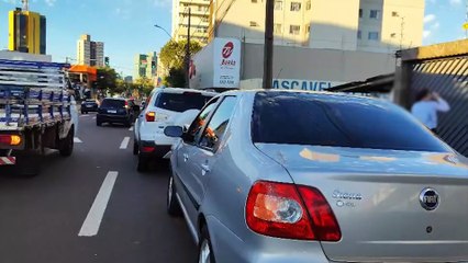 Engavetamento entre três carros é registrado no Centro de Cascavel