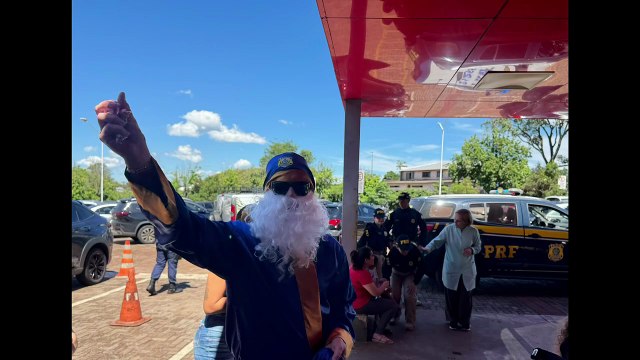 Papai Noel da PRF leva alegria às crianças internadas no HUOP em Cascavel