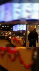 “Sono Mark Rosario”: le immagini esclusive della bodycam sul fermo di Luigi Mangione nel McDonald’s della Pennsylvania