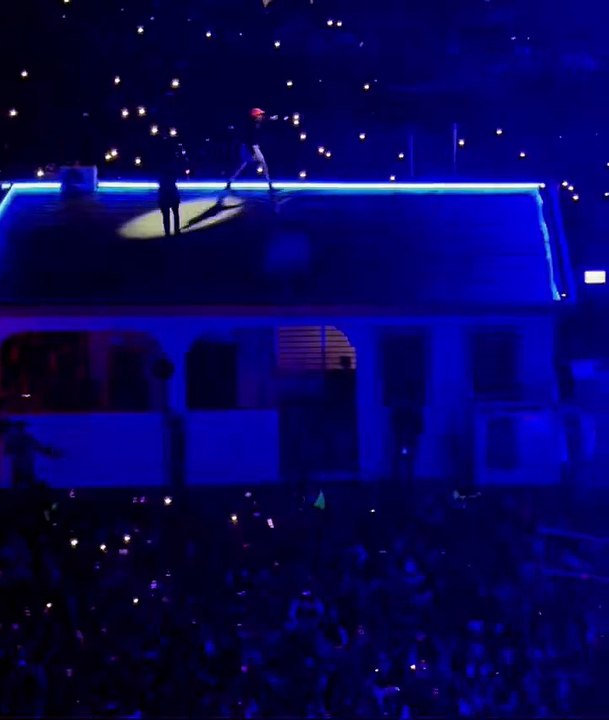 Así fue la caída viral de Bad Bunny durante su primer concierto en México