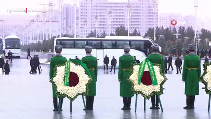Cumhurbaşkanı Erdoğan, Türkmenistan'da Tarafsızlık Anıtı'na çelenk koyma törenine katıldı