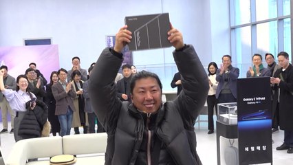 삼성전자 두 번 접는 폰, 5분 만에 '완판'...밤샘 오픈런 / YTN
