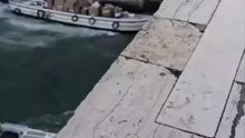 Venezia, ruba il mototopo di un corriere e si schianta contro la riva a Rialto davanti ai turisti: fermata dalla Polizia
