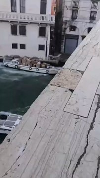 Venezia, ruba il mototopo di un corriere e si schianta contro la riva a Rialto davanti ai turisti: fermata dalla Polizia