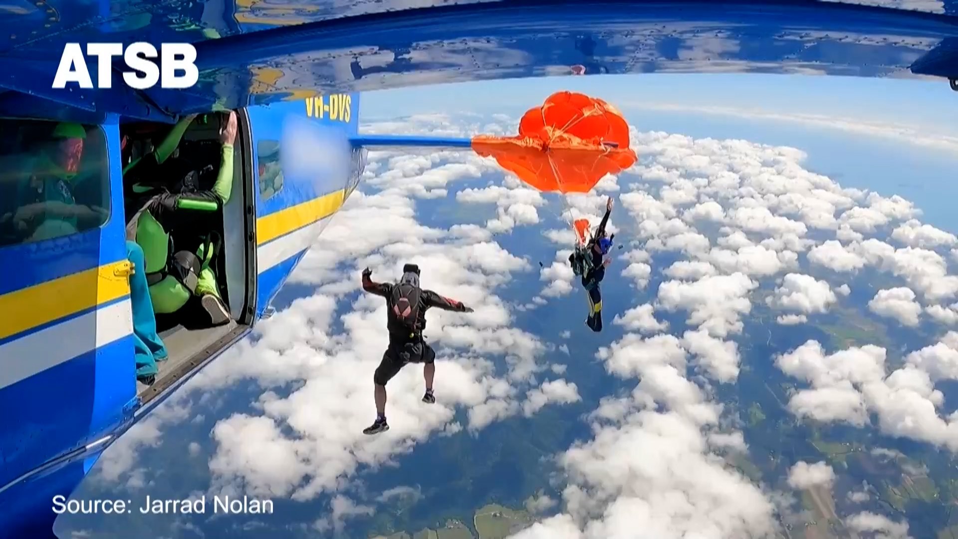 La Oficina Australiana de Seguridad en el Transporte (ATSB) confirm� este viernes un dram�tico incidente ocurrido el pasado 20 de septiembre sobre el aeropuerto de Tully, en Queensland, norte de Australia. El suceso involucr� a un paracaidista que qued� suspendido de la cola de una aeronave a unos 4.500 metros (15.000 pies) de altura tras desplegarse accidentalmente su paraca�das de reserva durante un salto. A pesar de la gravedad de la situaci�n, el paracaidista logr� salir con heridas leves.
