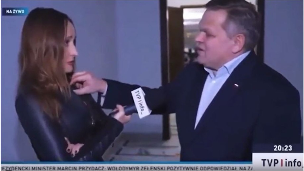 «Le spengo il microfono», «Non mi tocchi»: acceso battibecco tra senatore polacco e giornalista ripreso durante un'intervista video