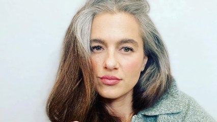 Racines grises : et si cette tendance capillaire libératrice s’imposait (enfin) en 2026 ?