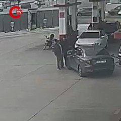 Kendisini uyaran sürücünün otomobilinin aynasını kırdı