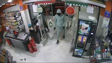 Los tres asaltantes también se llevaron una caja de la gasolinera Paga y Sigue en El Raal.