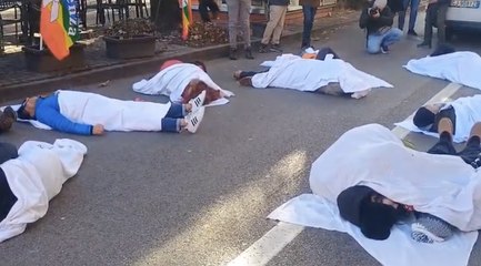 Flash mob davanti all'Ex Santa Chiara per ricordare le vittime di tutte le guerre