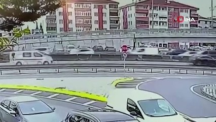 Beton bariyere çarpan otomobil devrilip sürüklendi, kaza anı kamerada