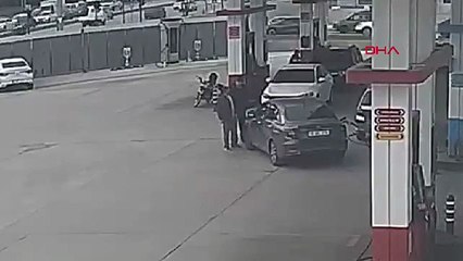 İki tekerlekli bir trafik magandası daha: Kırmızı ışıkta geçti, kendisini uyaran sürücüye saldırdı!