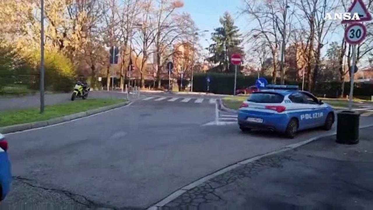 Rapina a guardia giurata nella notte a Milano, vigilante spara tra le case