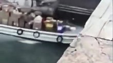 Mulher rouba barco em Veneza e acaba por colidir contra a ponto de Rialto