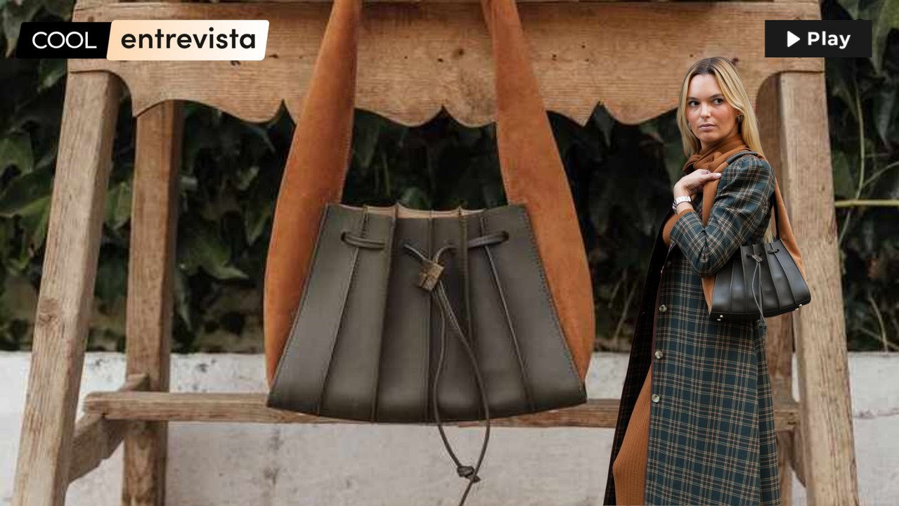 Maese Place, la firma española que devuelve al lujo su significado original: bolsos artesanales, raíces familiares y un debut navideño en Galería Canalejas. Hablamos con su fundadora, Teresa Fernández Ramos.