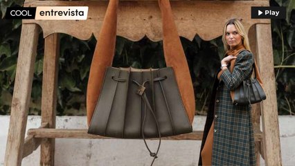 Maese Place, la firma española que devuelve al lujo su significado original: bolsos artesanales, raíces familiares y un debut navideño en Galería Canalejas. Hablamos con su fundadora, Teresa Fernández Ramos.