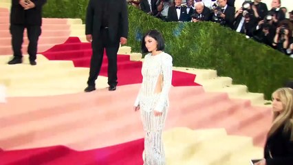 Kylie Jenner Awkwardly Dances For Kim Kardashian 40th Birthday