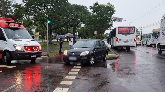 Ônibus e Sandero se envolvem em acidente de trânsito na Avenida Tancredo Neves