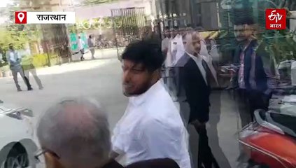 छात्र नेता ने कुलपति का रास्ता रोका, कहा-कम अंक का बहाना बनाकर रोका जा रहा प्रवेश