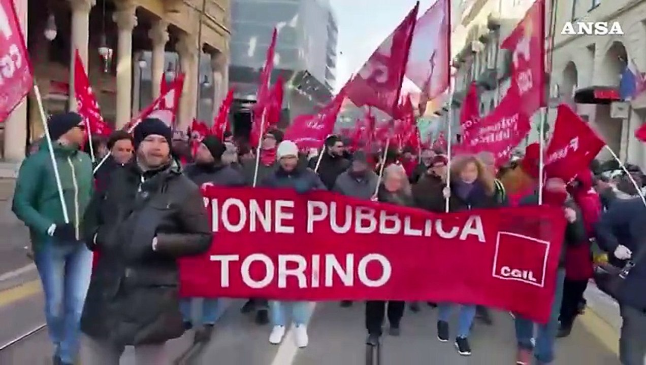 Sciopero generale, corteo Cgil a Torino contro la manovra