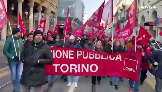Sciopero generale, corteo Cgil a Torino contro la manovra