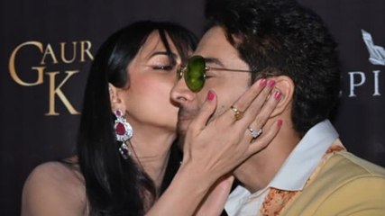Gaurav Khanna ने पैप्स के सामने पत्नी को किया किस, शरमाईं एक्ट्रेस!