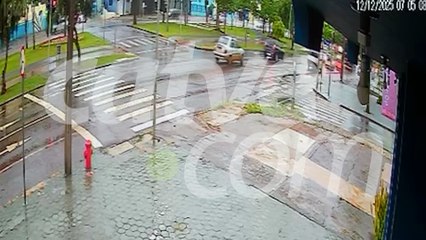 Câmera flagra acidente entre carro e ônibus do transporte público em Cascavel