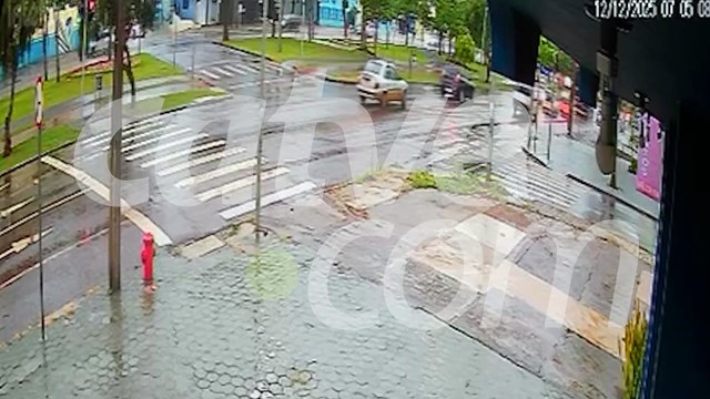 Câmera flagra acidente entre carro e ônibus do transporte público em Cascavel