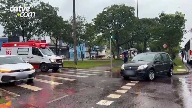 Passageira fica ferida após batida entre carro e ônibus em Cascavel