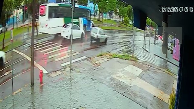 Câmera flagra Sandero fazendo conversão irregular e causando acidente com ônibus na Avenida Tancredo Neves