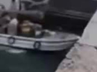 Frau kracht mit gestohlenem Boot gegen Rialto-Brücke in Venedig