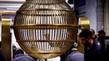 Así han llegado los bombos del Sorteo Extraordinario de la Lotería de Navidad al Teatro Real