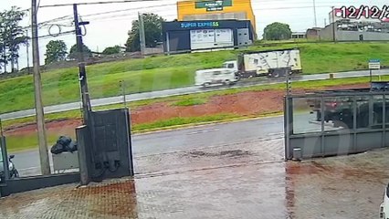 Veja momento que moto atinge traseira de carro na BR-277 em Cascavel