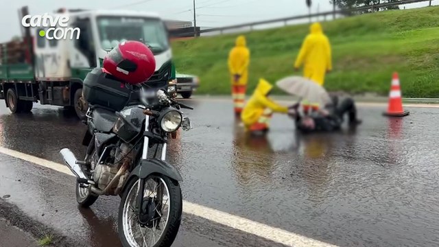 Motociclista fica ferido após bater na traseira de carro na BR-277
